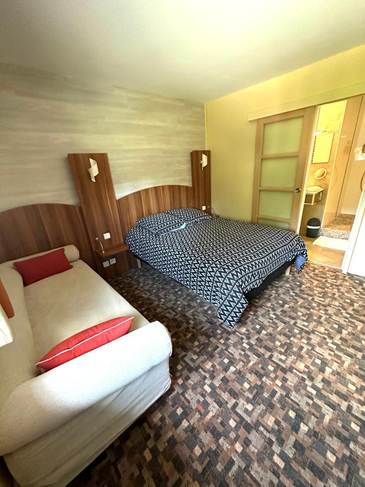 Hotel Roc Land Les Portes du Coglais Exterior photo